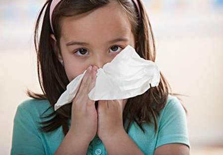 医生告诫：过敏性鼻炎不可怕，掌握四个方法，有效改善和调节